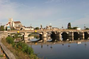De mooie vaste brug over de Yonne in Auxerre 